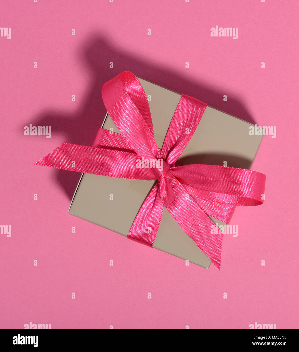 Confezione regalo con nastro legato prua. Foto Stock