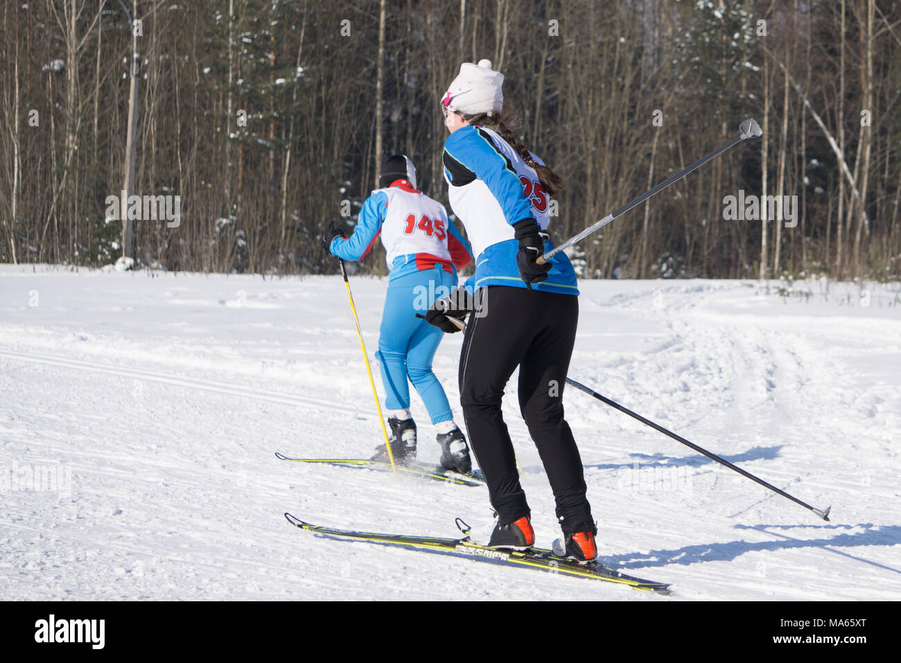 Norwegian campioni olimpici al traguardo nella Messa di inizio negli uomini 15 km 15 km Skiathlon presso il Foto Stock
