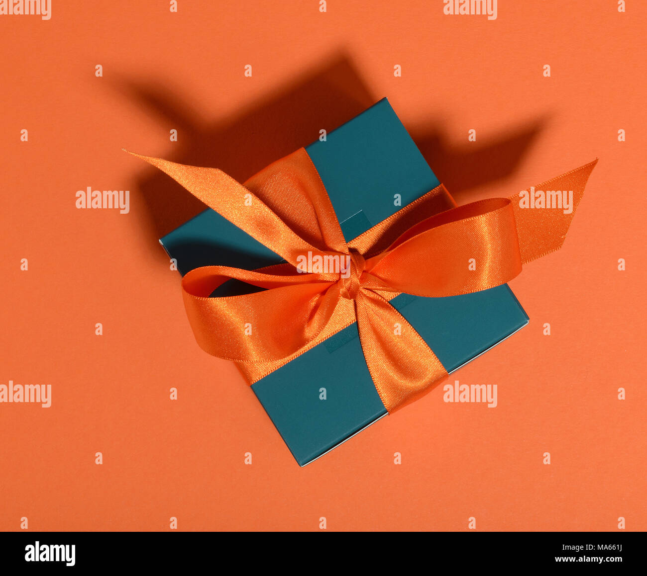 Confezione regalo con nastro legato prua. Foto Stock