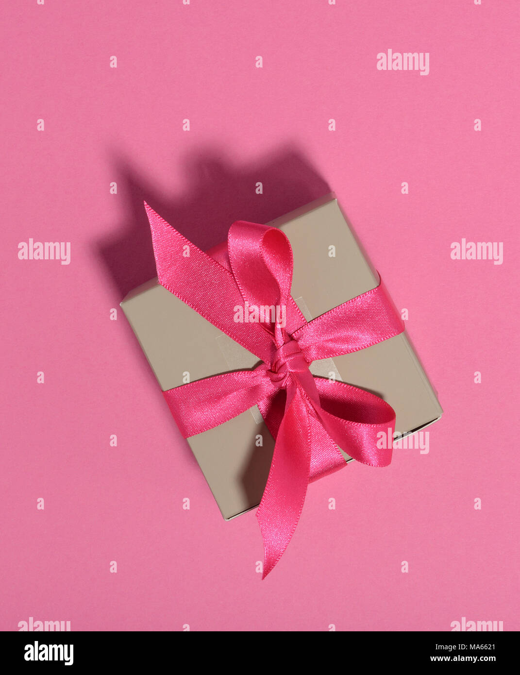 Confezione regalo con nastro legato prua. Foto Stock