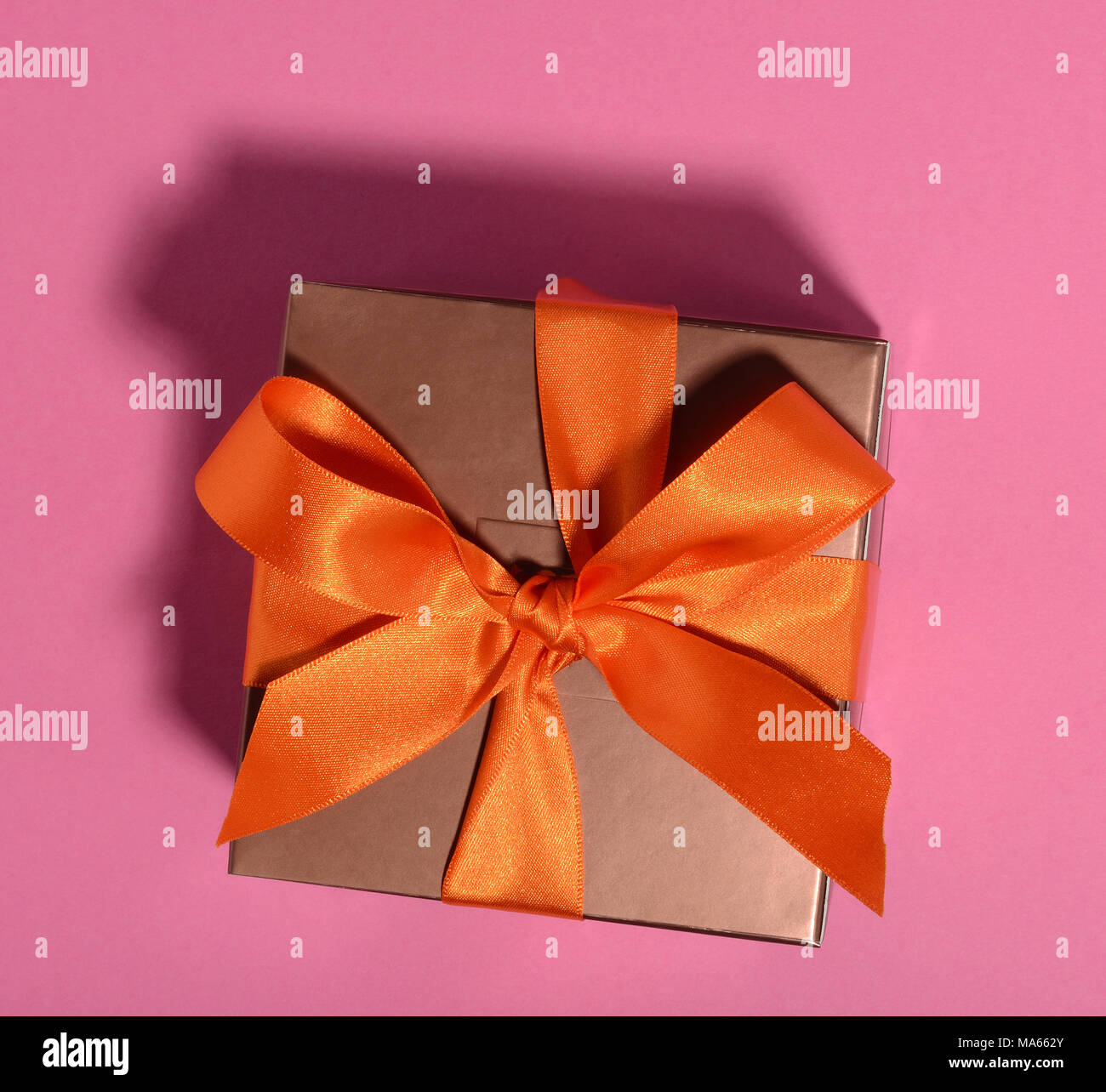 Confezione regalo con nastro legato prua. Foto Stock