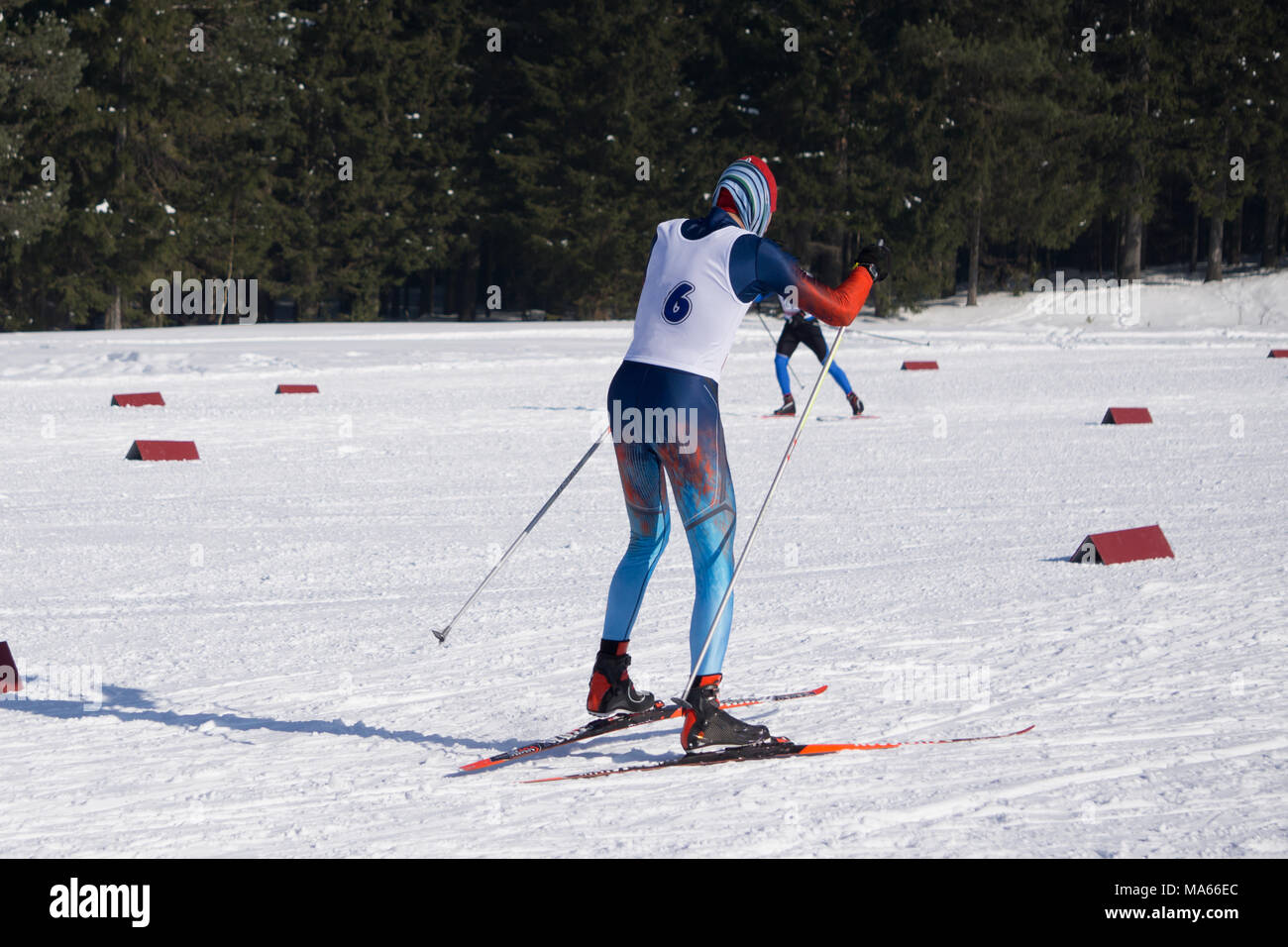 Sci di fondo in sport della neve in una giornata di sole per sciare in inverno i picchi in una giornata di sole Foto Stock