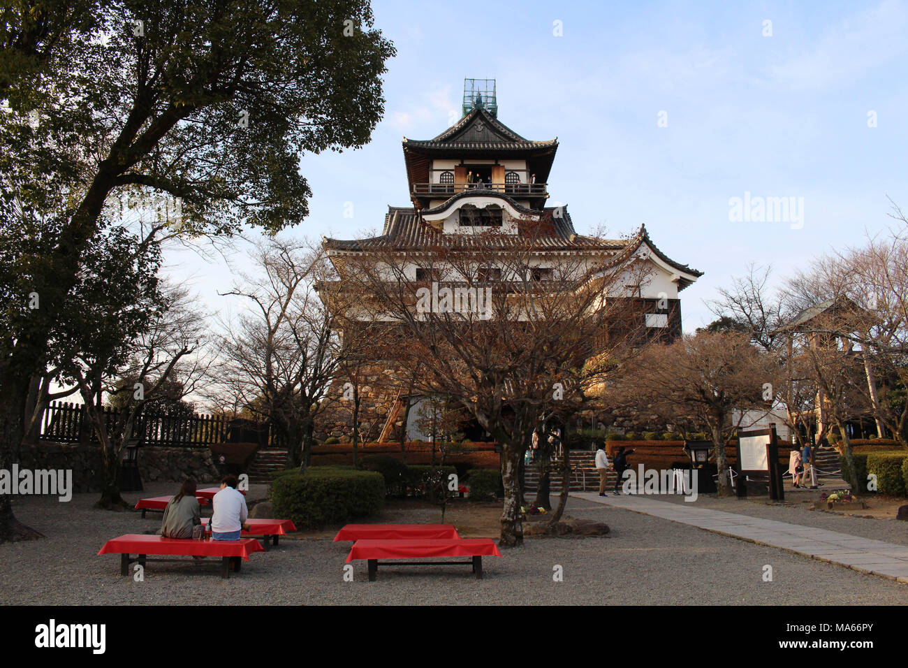 Attorno al castello di Inuyama nella prefettura di Aichi. Situato vicino al fiume Kiso e anche quella originale. Pic è stata adottata nel febbraio 2018. Foto Stock