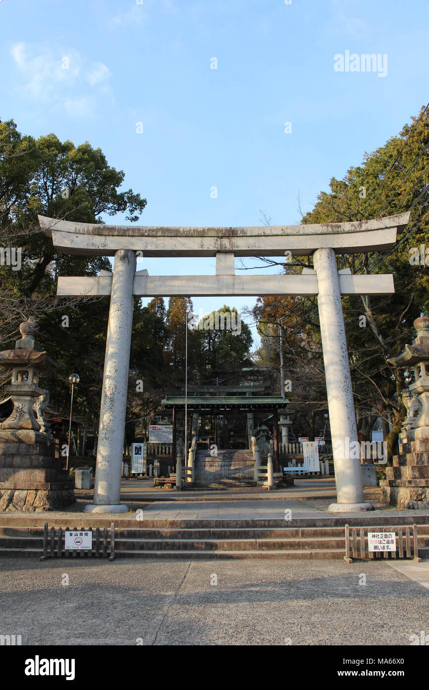 Traduzione: la porta del Santuario scintoista in Inuyama, Giappone. Presa nel febbraio 2018. Foto Stock