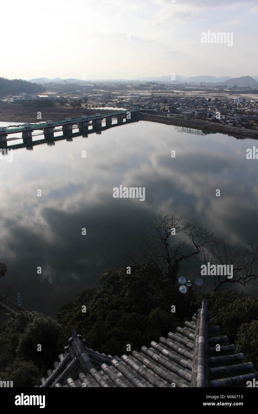 La vista della città Inuyama dal complesso del castello. Preso in Giappone - Febbraio 2018. Foto Stock