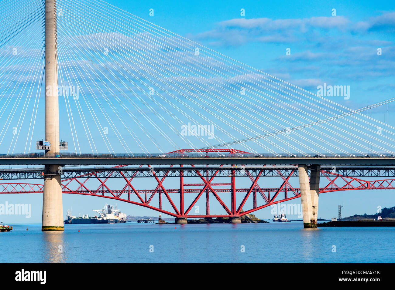 Vista diurna delle tre grandi ponti che attraversano il Firth of Forth a South Queensferry; Queensferry Crossing, North Road e il Ponte Forth Bridge Foto Stock