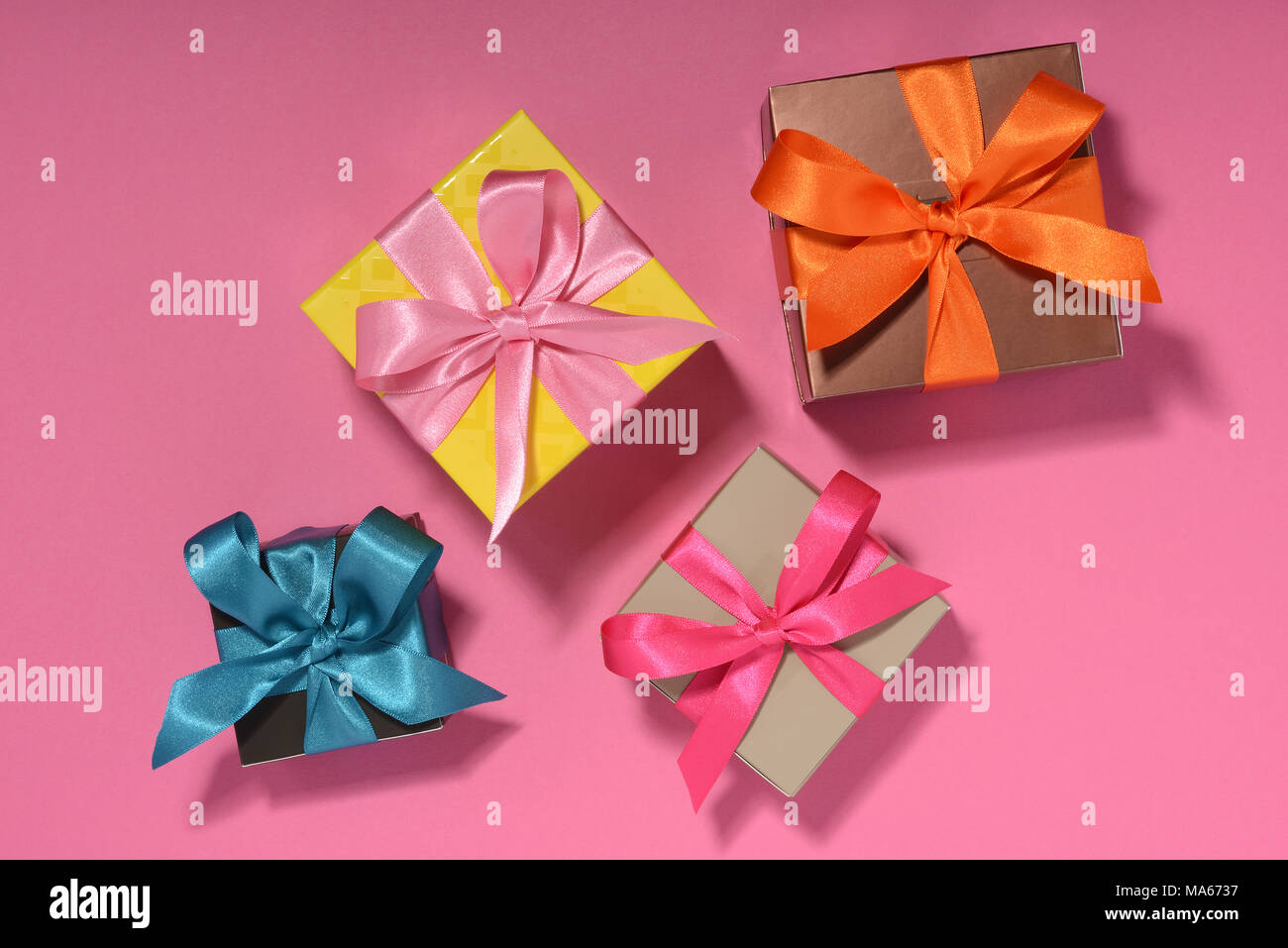Confezione regalo con nastro legato prua. Foto Stock
