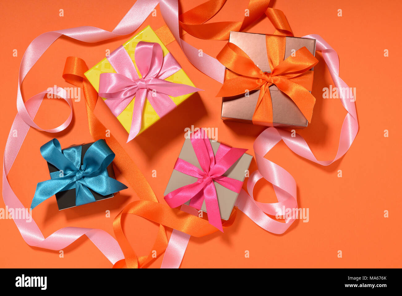 Confezione regalo con nastro legato prua. Foto Stock