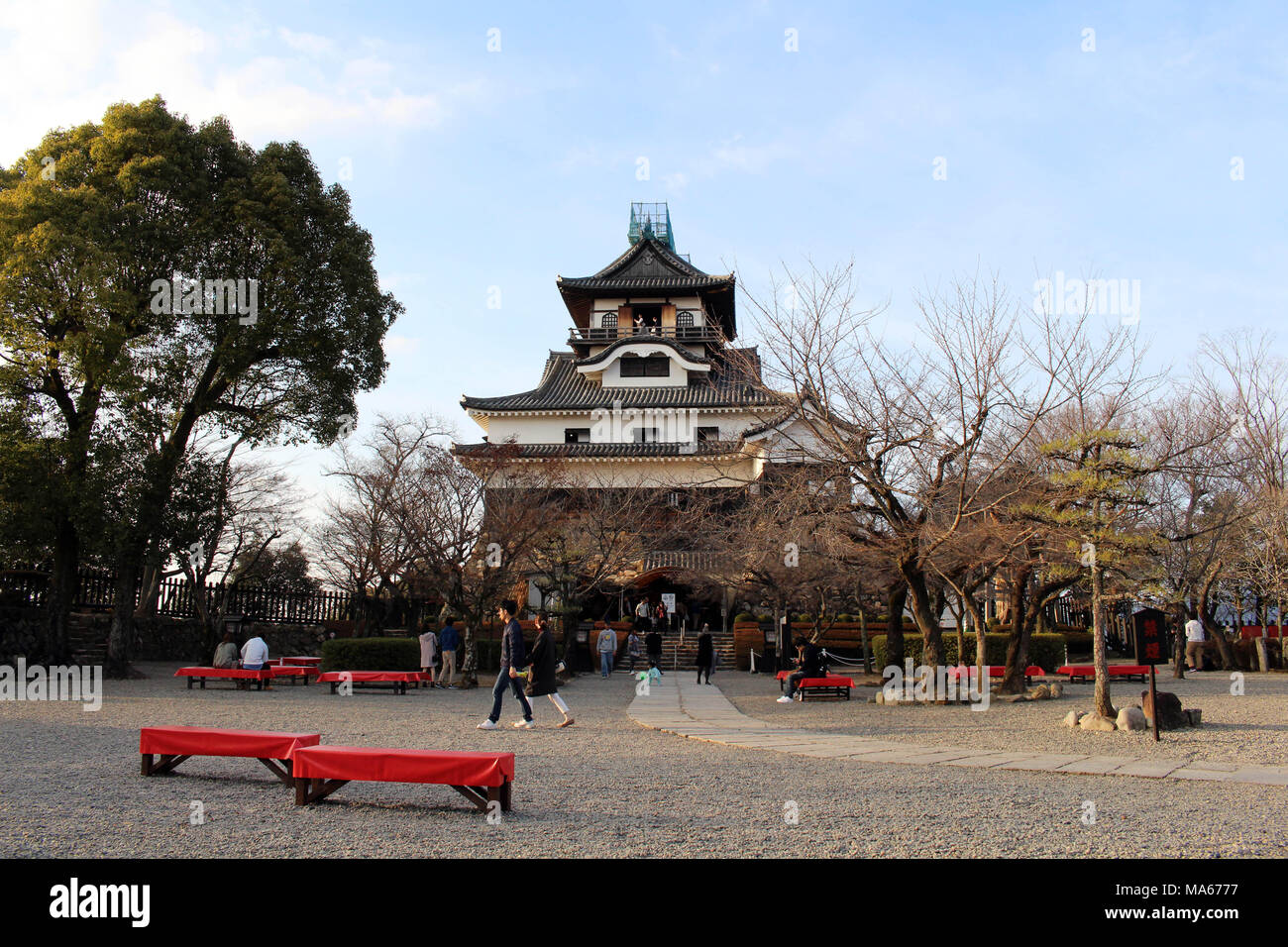 Attorno al castello di Inuyama nella prefettura di Aichi. Situato vicino al fiume Kiso e anche quella originale. Pic è stata adottata nel febbraio 2018. Foto Stock