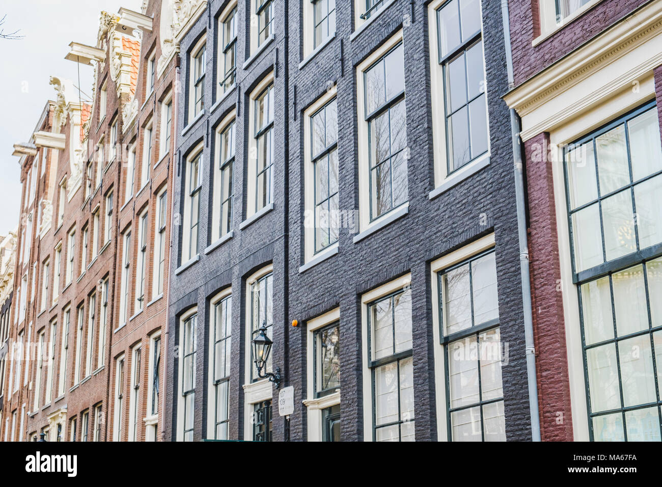 Gli edifici di vecchia costruzione, tradizionale facciata di edificio di Amsterdam , Centro città Foto Stock