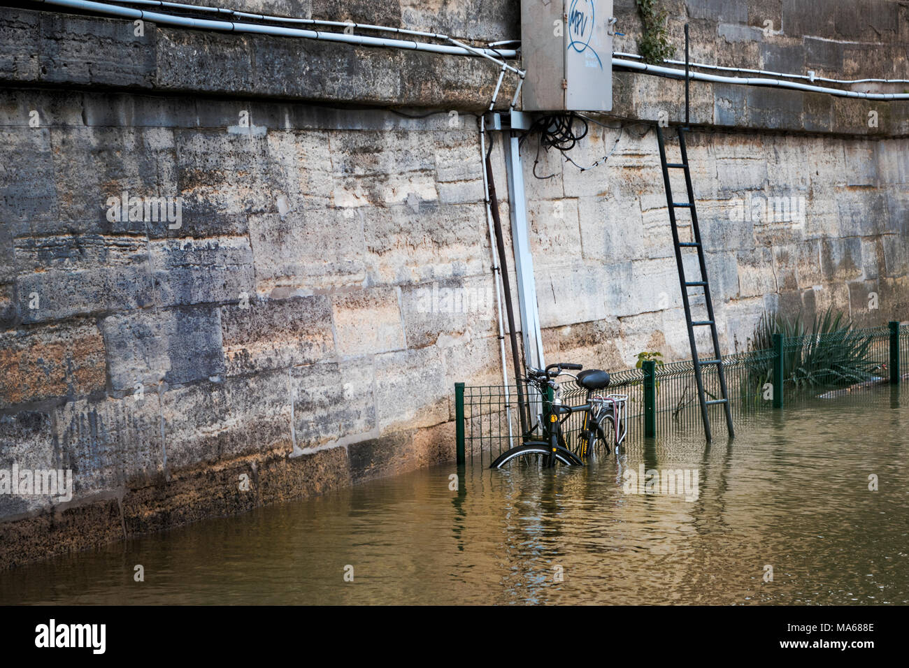Bicicletta fissata per la scherma sommerso su un percorso rientrante nel gonfio fiume Senna durante il 2018 alluvione di Parigi Foto Stock