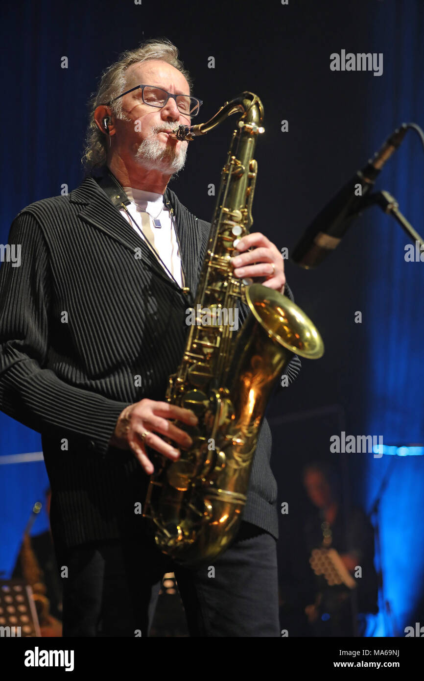 Cannes, Francia - 07 Giugno 2017: John Helliwell (Supertramp), Anime Gemelle Mandoki Tour di concerti in onore del Palais des Festivals a Cannes MIDEM 2017 Foto Stock