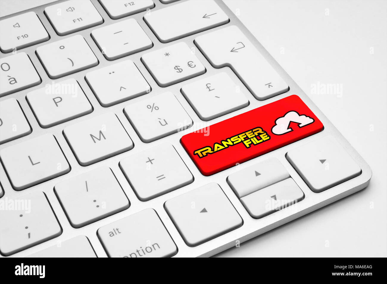 Trasferire il file sul pulsante rosso con un icona a forma di nuvola su una bianca tastiera a tasti isolati - internet, web social media e business concetto illustrativi. Foto Stock
