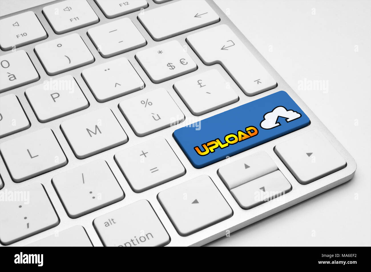 Inviare pulsante blu con un'icona posta su una bianca tastiera a tasti isolati - internet, social media e il concetto di business Foto Stock