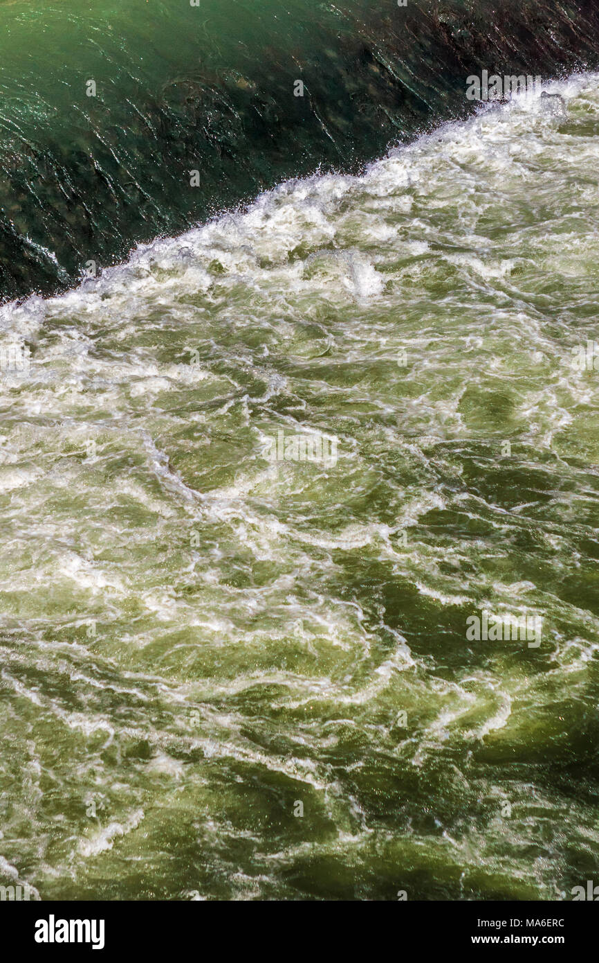 Acque vorticose del pompaggio potente fiume Tevere a Roma Foto Stock