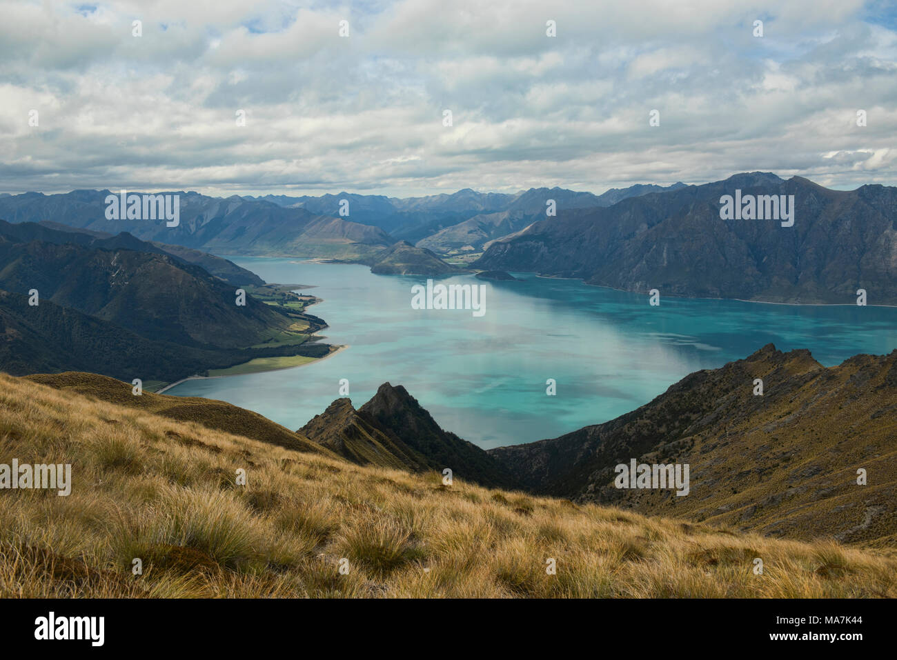 Azzurro Lago Hawea visto dal picco istmo via vicino a Wanaka, Otago, Nuova Zelanda Foto Stock