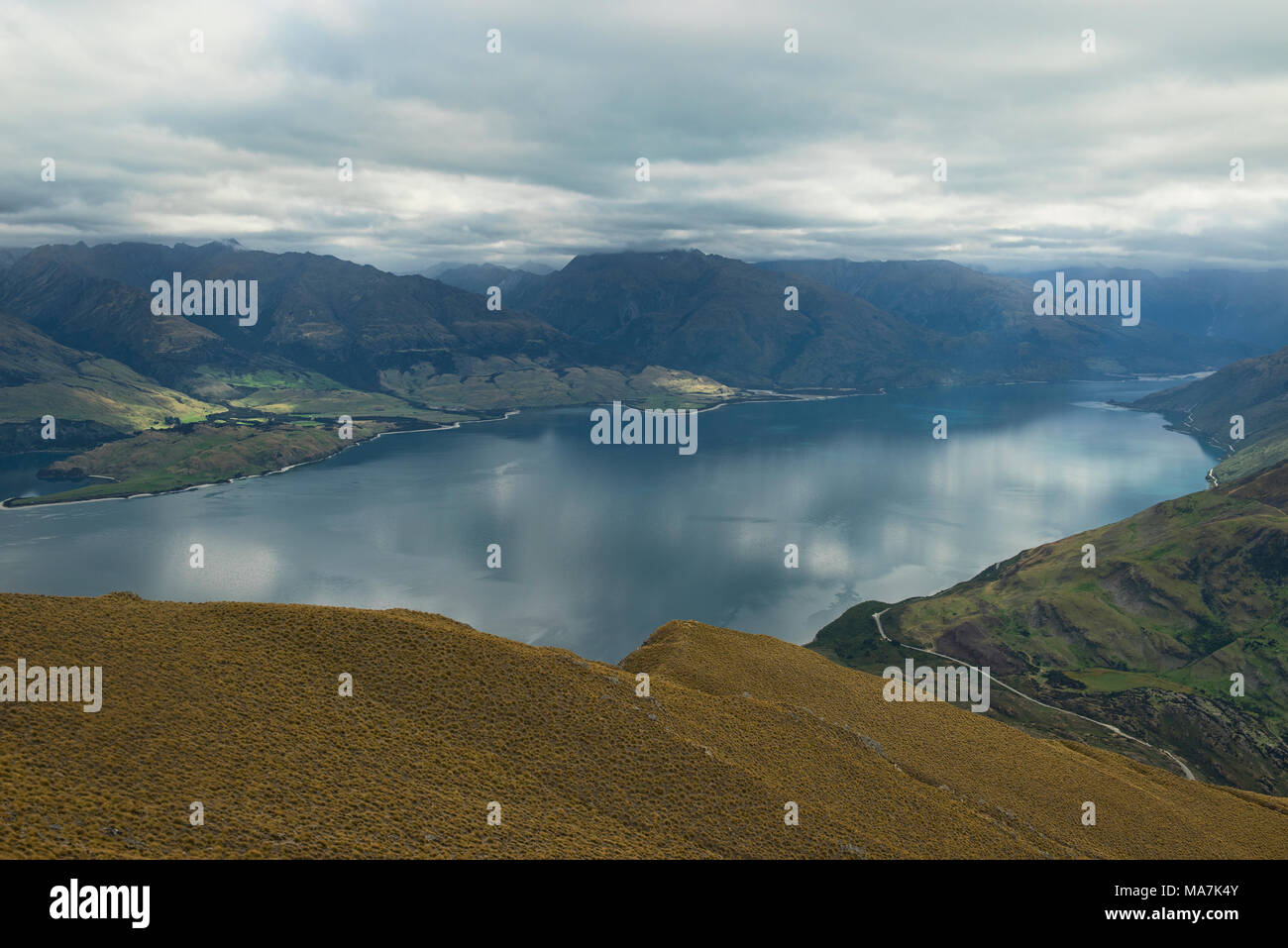 Azzurro Lago Hawea visto dal picco istmo via vicino a Wanaka, Otago, Nuova Zelanda Foto Stock