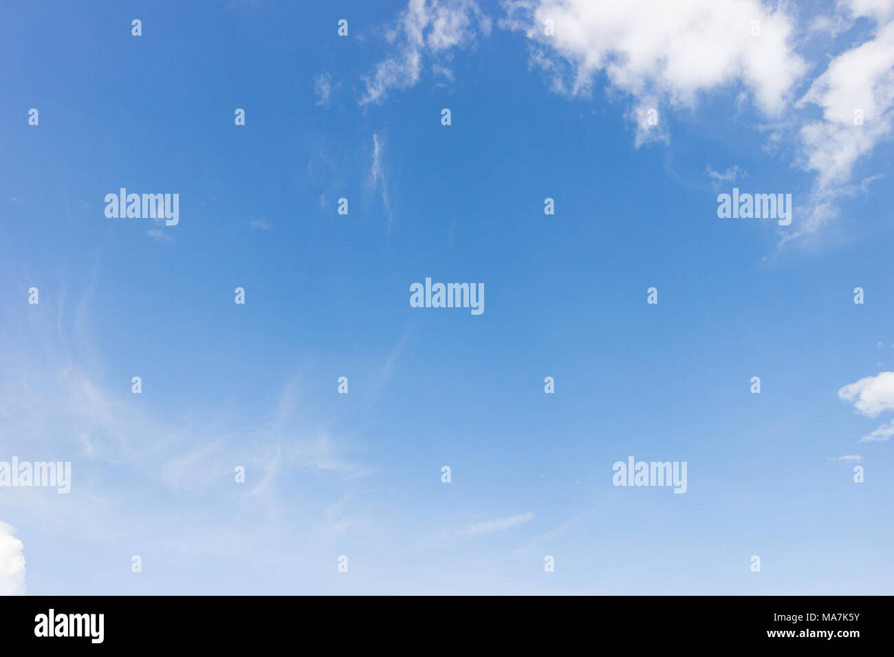 Trasparente cielo blu con nuvole e atmosferica di pomeriggio. Foto Stock