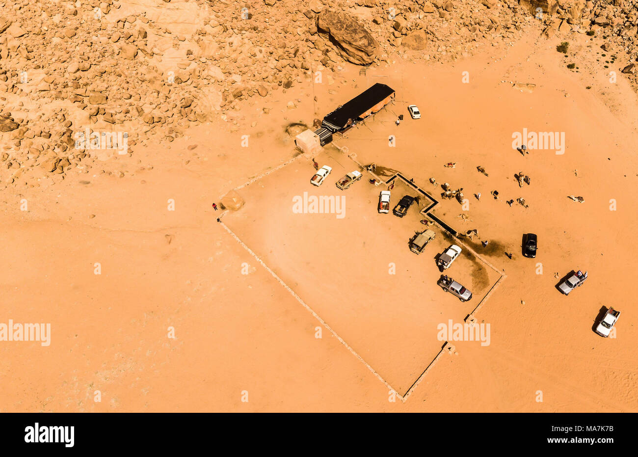 Vista aerea del Lawrence primavera nel deserto giordano vicino a Wadi Rum, fatta con drone Foto Stock