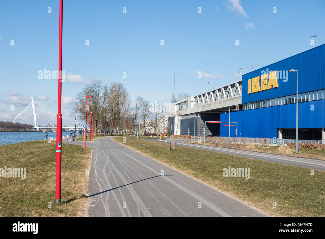 Lato di retromarcia mobili Ikea department store con ingresso garage parcheggio. Foto Stock