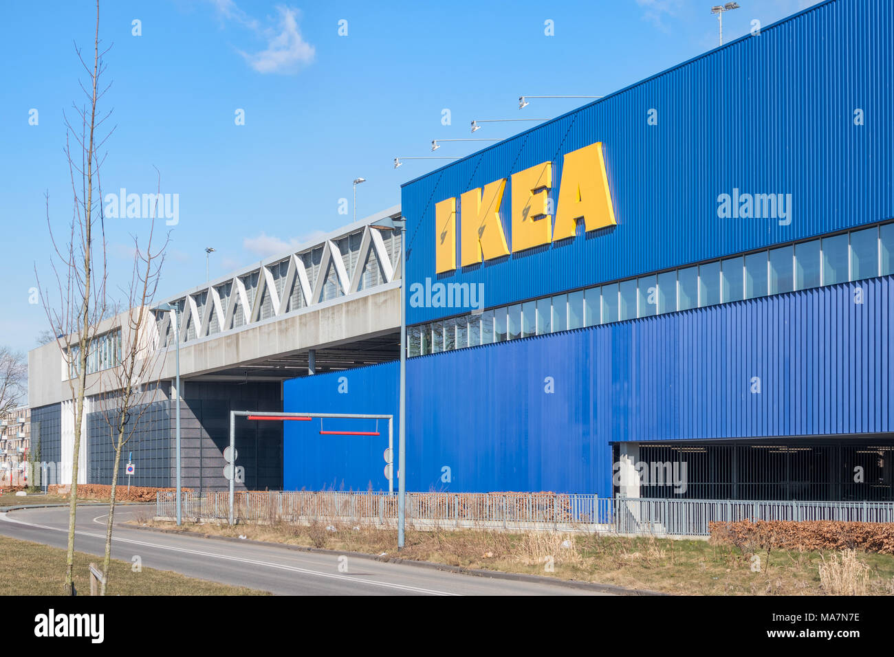 Lato di retromarcia mobili Ikea department store con ingresso garage parcheggio. Foto Stock