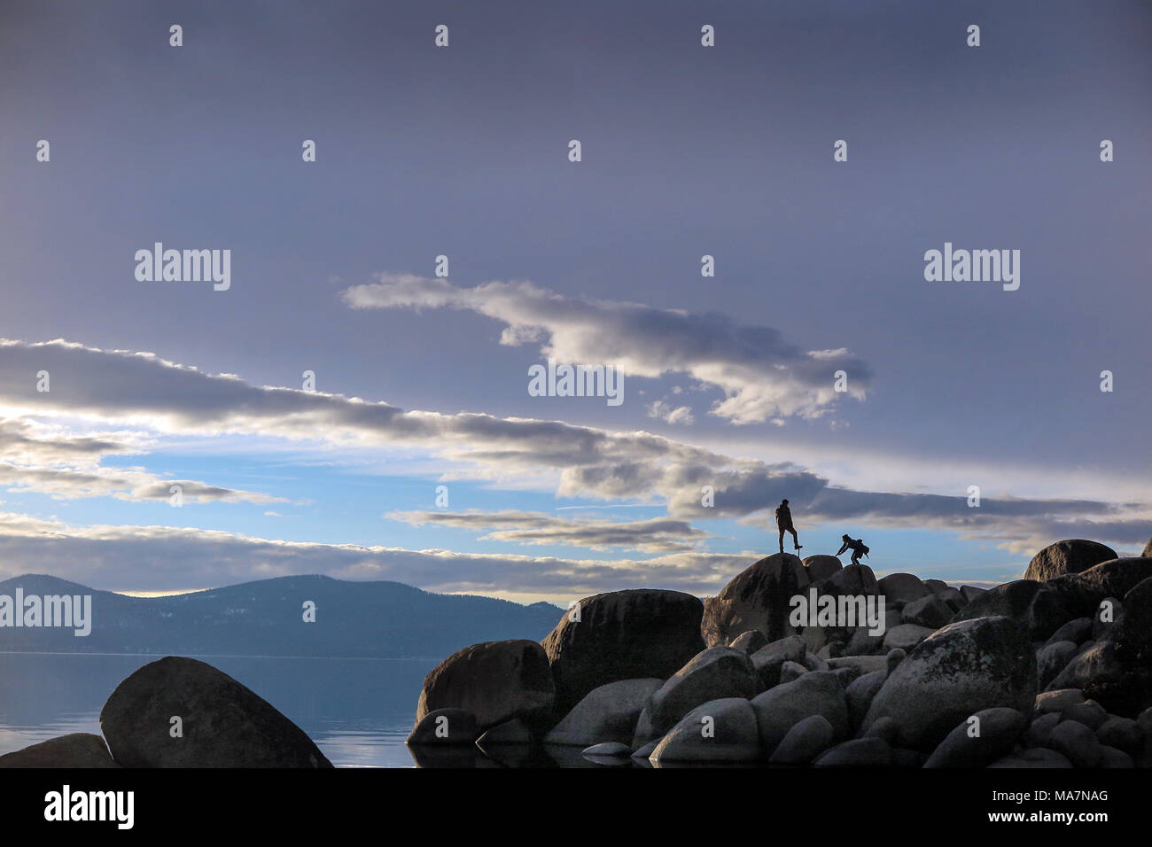 Sagome di due persone che camminano sulle rocce a Lake Tahoe USA Foto Stock