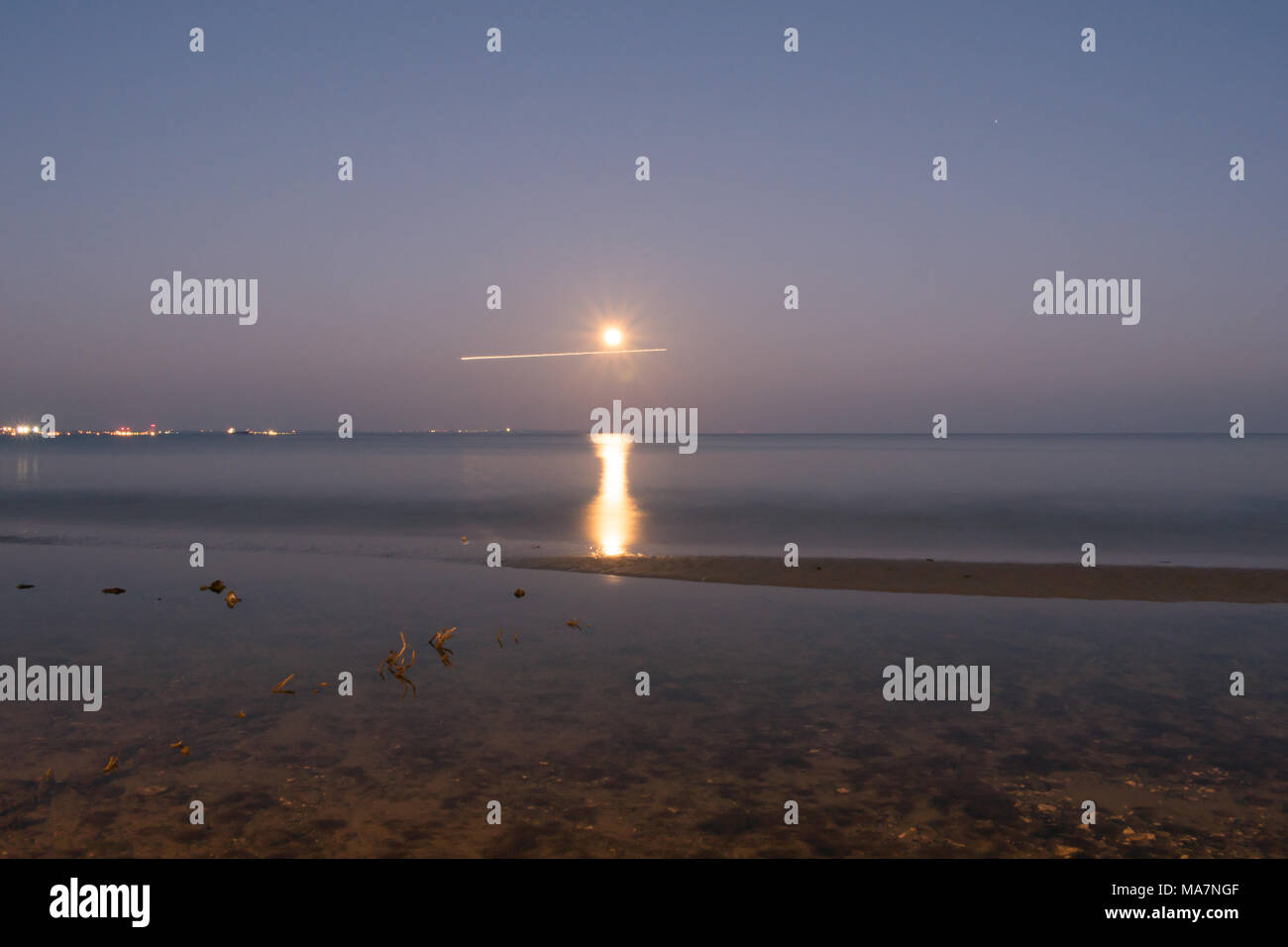 Luna in orizzonte del mare Foto Stock