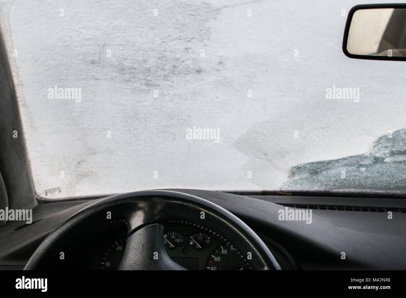 La brina sul vetro auto dall'interno Foto Stock
