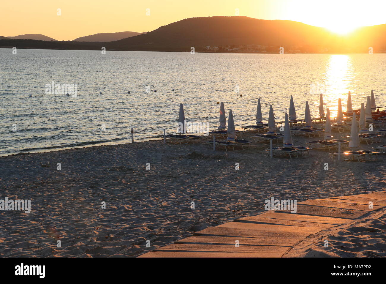Alghero Spiaggia Al Tramonto In Estate Nord Sardegna
