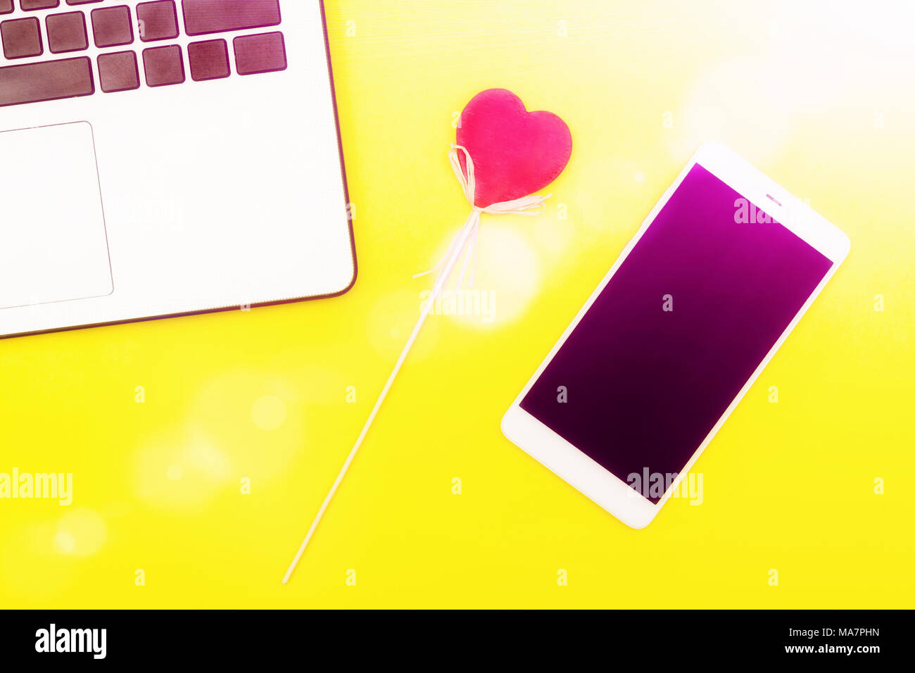Gadget mobile e l'amore. Concetto aiutando smart gadget nella ricerca di amore romanticismo Foto Stock