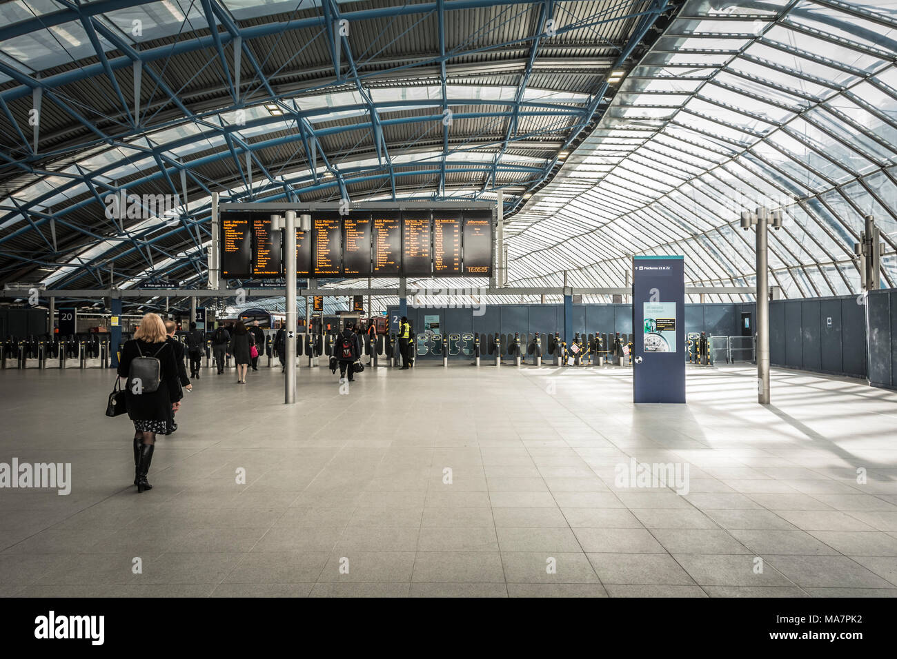 Il nuovo atrio ristrutturato e piattaforme a ex Waterloo terminal Eurostar alla Stazione Waterloo di Londra Foto Stock