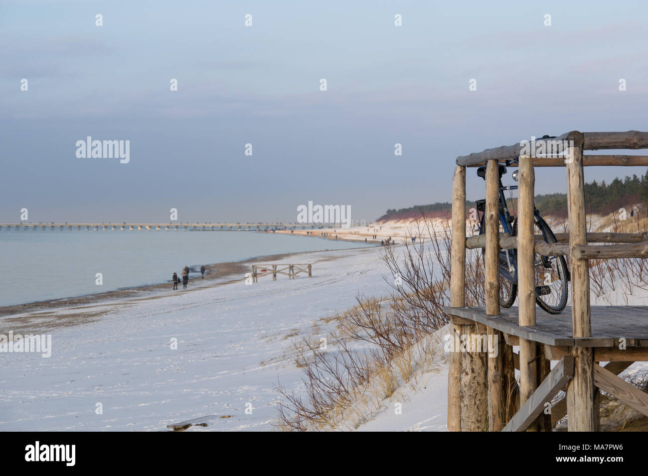 Palanga spiaggia in inverno con gente che cammina Foto Stock