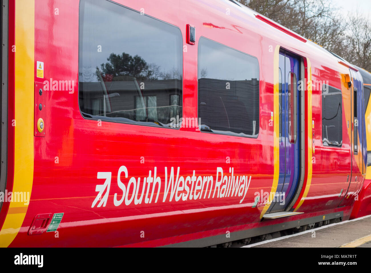 South Western carrello ferroviario alla stazione di Barnes, London, Regno Unito Foto Stock