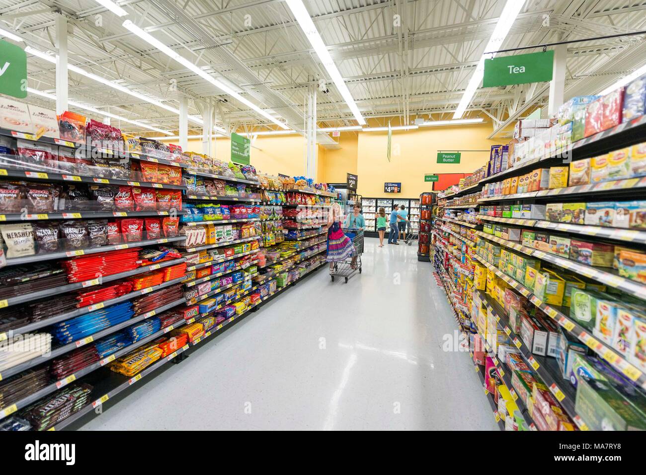 Walmart, Napoli,florida, Stati Uniti d'America,negozi,cibo mall shopping,corridoio,corridoio,people shopping,contenitori per alimenti,interno,architettura, Foto Stock