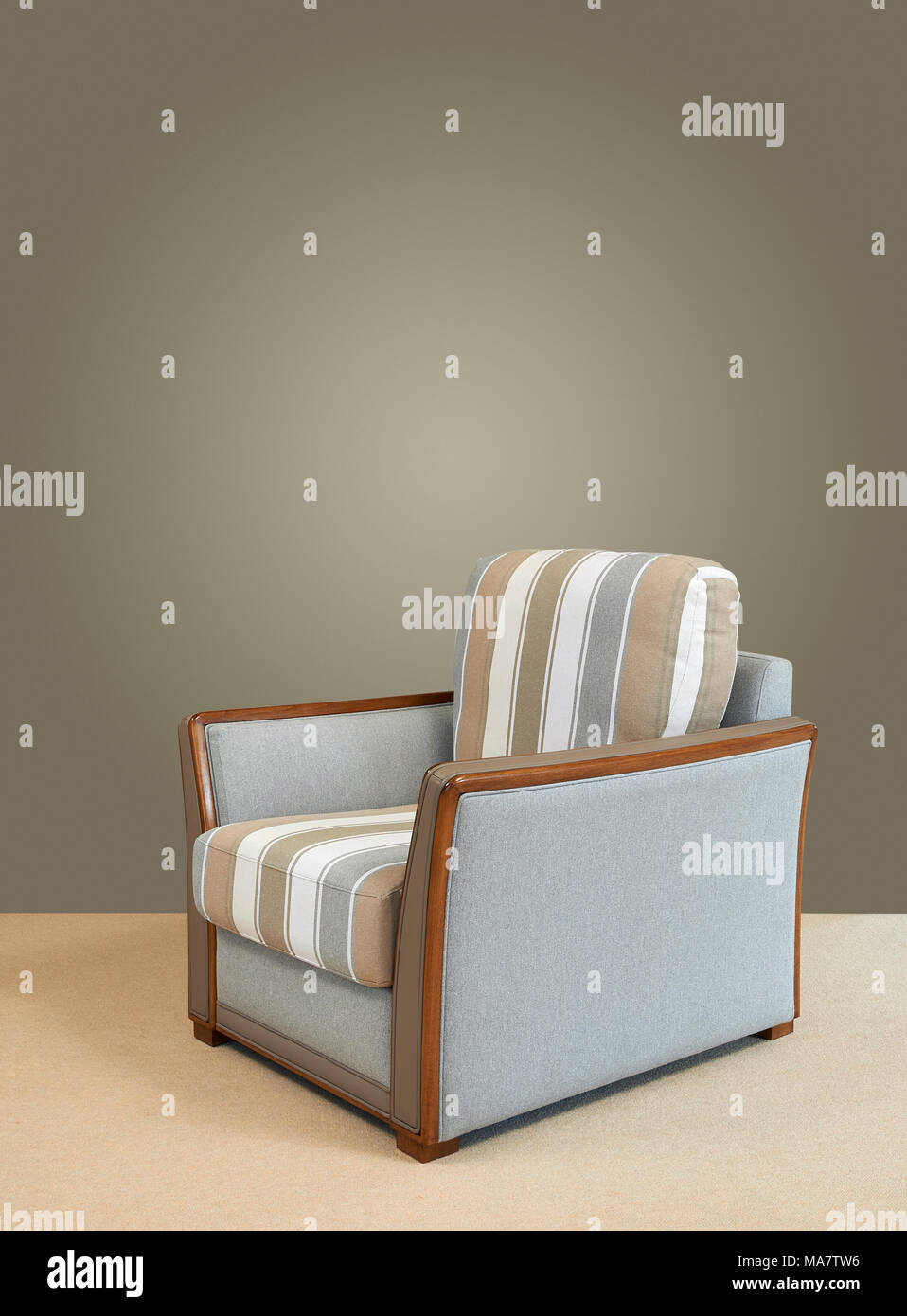 Classici legno e tessuto poltrona sulla sisal pavimento moquette Foto Stock