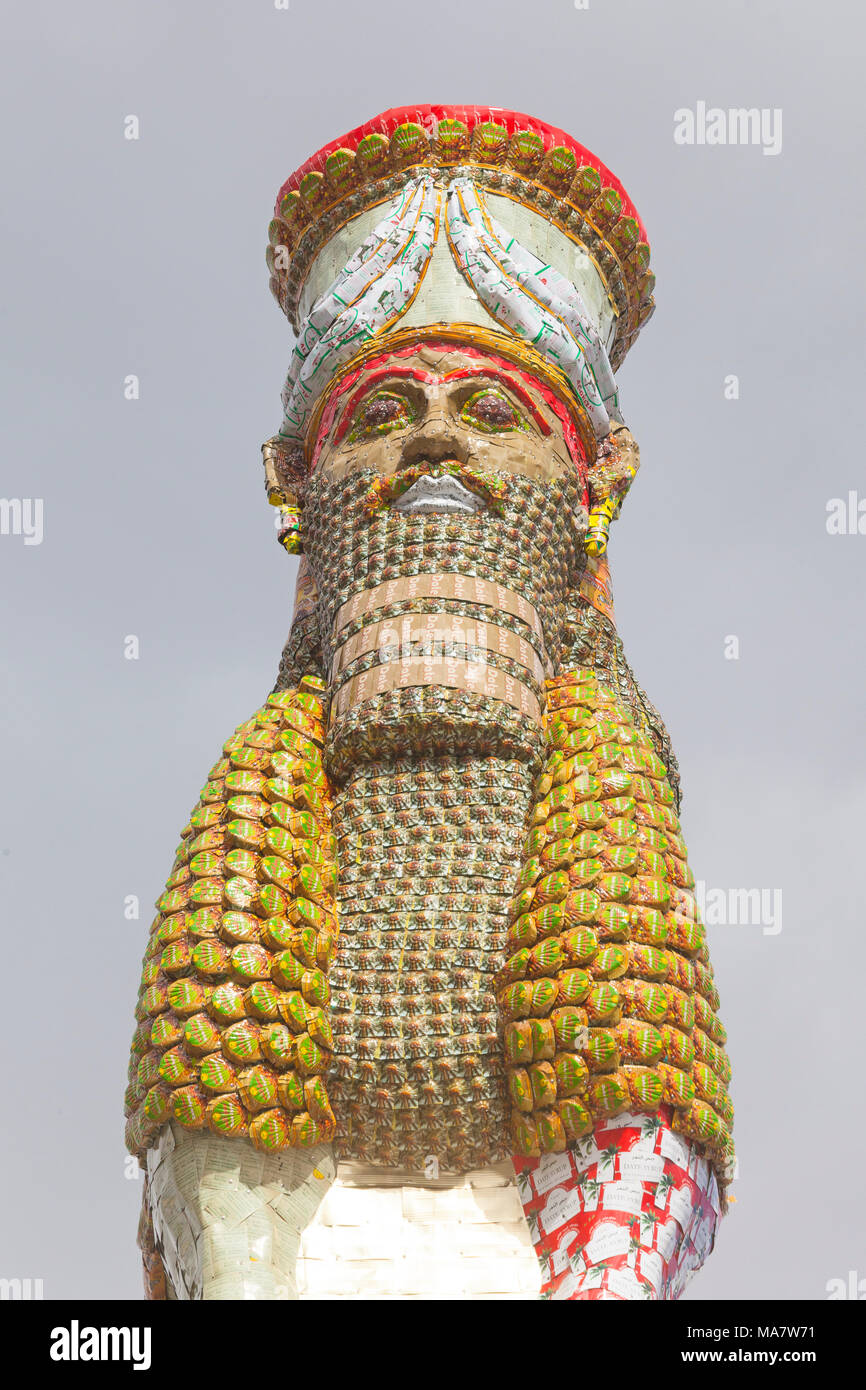 Londra, Trafalgar Square una vista di testa di Lamassu la divinità alata da Ninive che occupa il quarto zoccolo Foto Stock