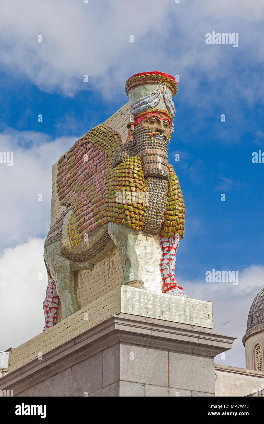 Londra, Trafalgar Square il quarto plinto occupata da una replica di Lamassu divinità alata da Ninive, intitolato "Il nemico invisibile non dovrebbero esistere' Foto Stock