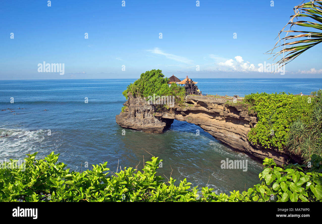 Famoso Tanah Lot temple sull isola di Bali Foto Stock
