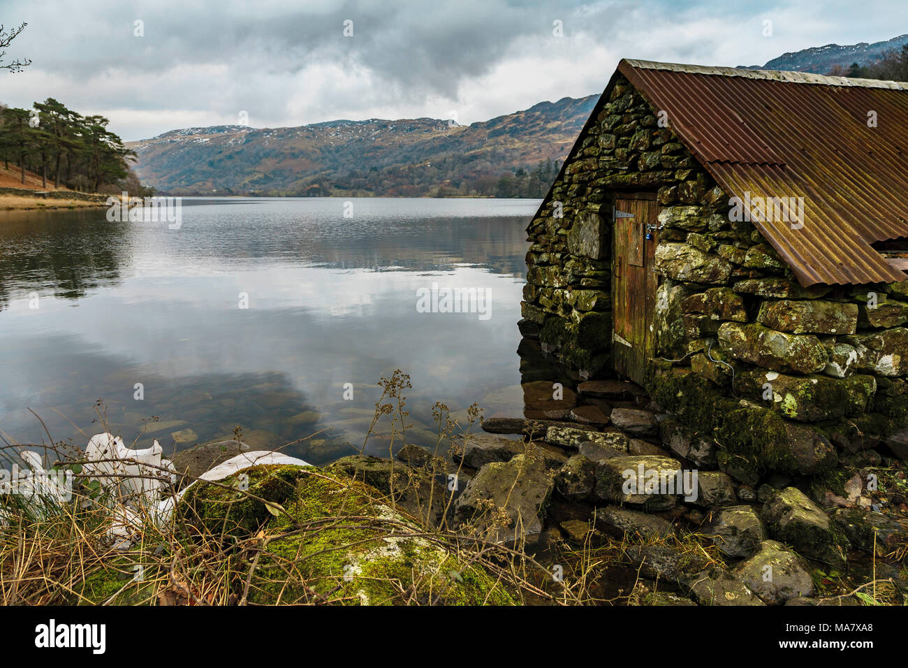 Llyn Gwynant Boathouse e resti, Snowdonia National Park, il Galles del Nord, Regno Unito. Foto Stock