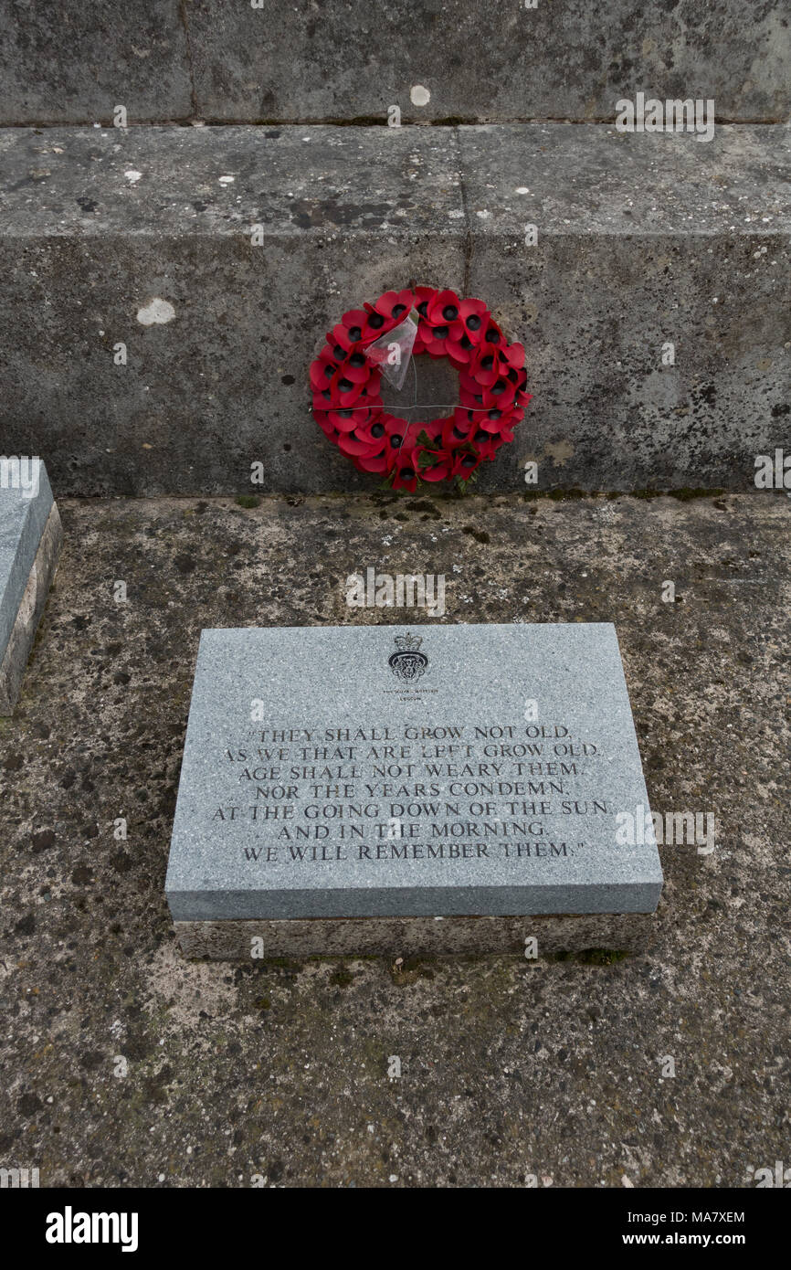 Ghirlanda di papavero e pietra inscritto Montgomeryshire County War Memorial. Il Galles. Isole britanniche Foto Stock