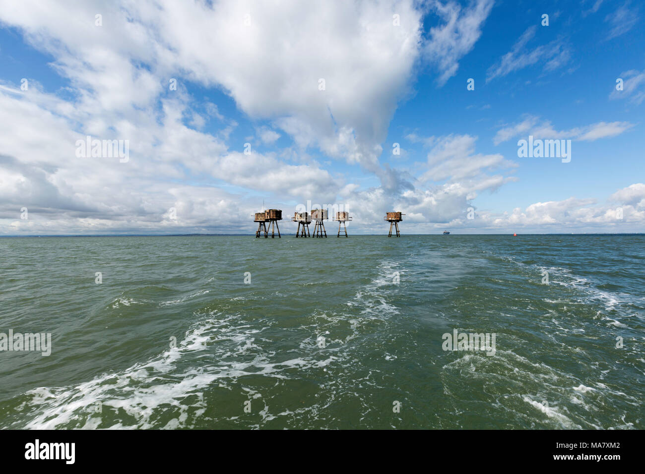 I forti marini di Maunsell della seconda guerra mondiale nell'estuario del Tamigi, nella costa settentrionale del Kent, in Inghilterra, visti dall'acqua in una luminosa giornata estiva. Foto Stock