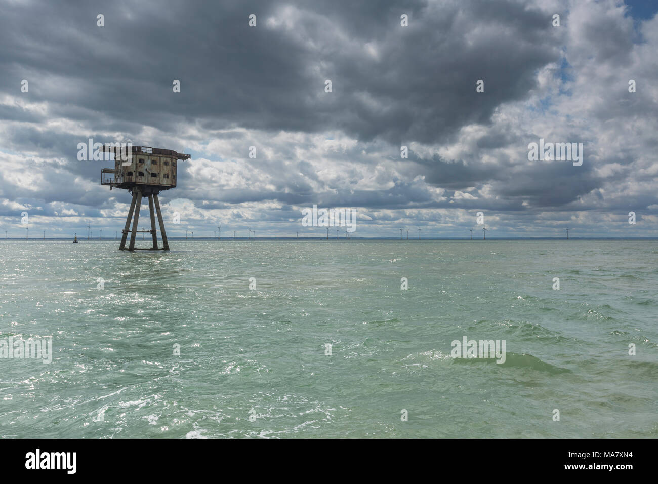 Un solo forte Maunsell Sea della seconda guerra mondiale si trova isolato nell'estuario del Tamigi al largo della costa settentrionale del Kent, in Inghilterra, sotto nuvole spettacolari. Foto Stock