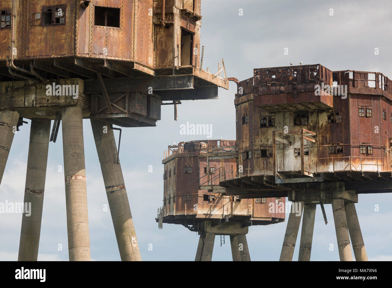 II Guerra Mondiale Maunsell Sea Forts a Red Sands nell'estuario del Tamigi, nella costa settentrionale del Kent, in Inghilterra. Queste torri in acciaio arrugginite sono state costruite per la difesa. Foto Stock