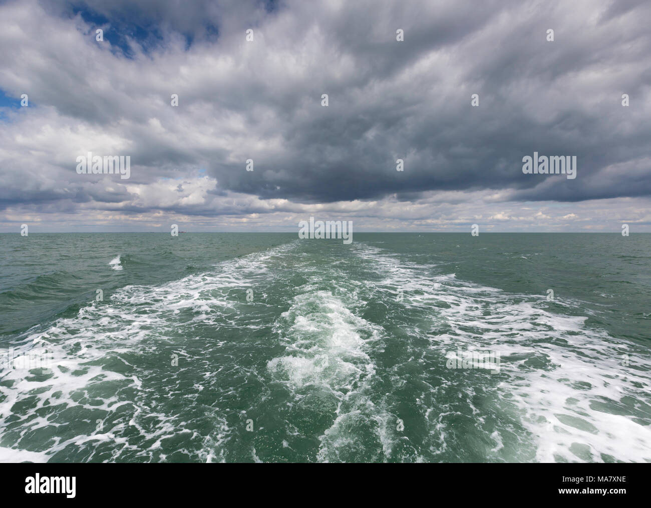 L'estuario del Tamigi fuori north Kent coast presi da una piccola barca. Foto Stock