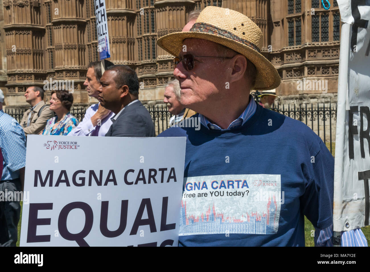 Magna Charta giorno protesta da parte di destra organizzazione cristiana Voice per la giustizia che chiedono la libertà di esprimere le loro opinioni religiose. Foto Stock