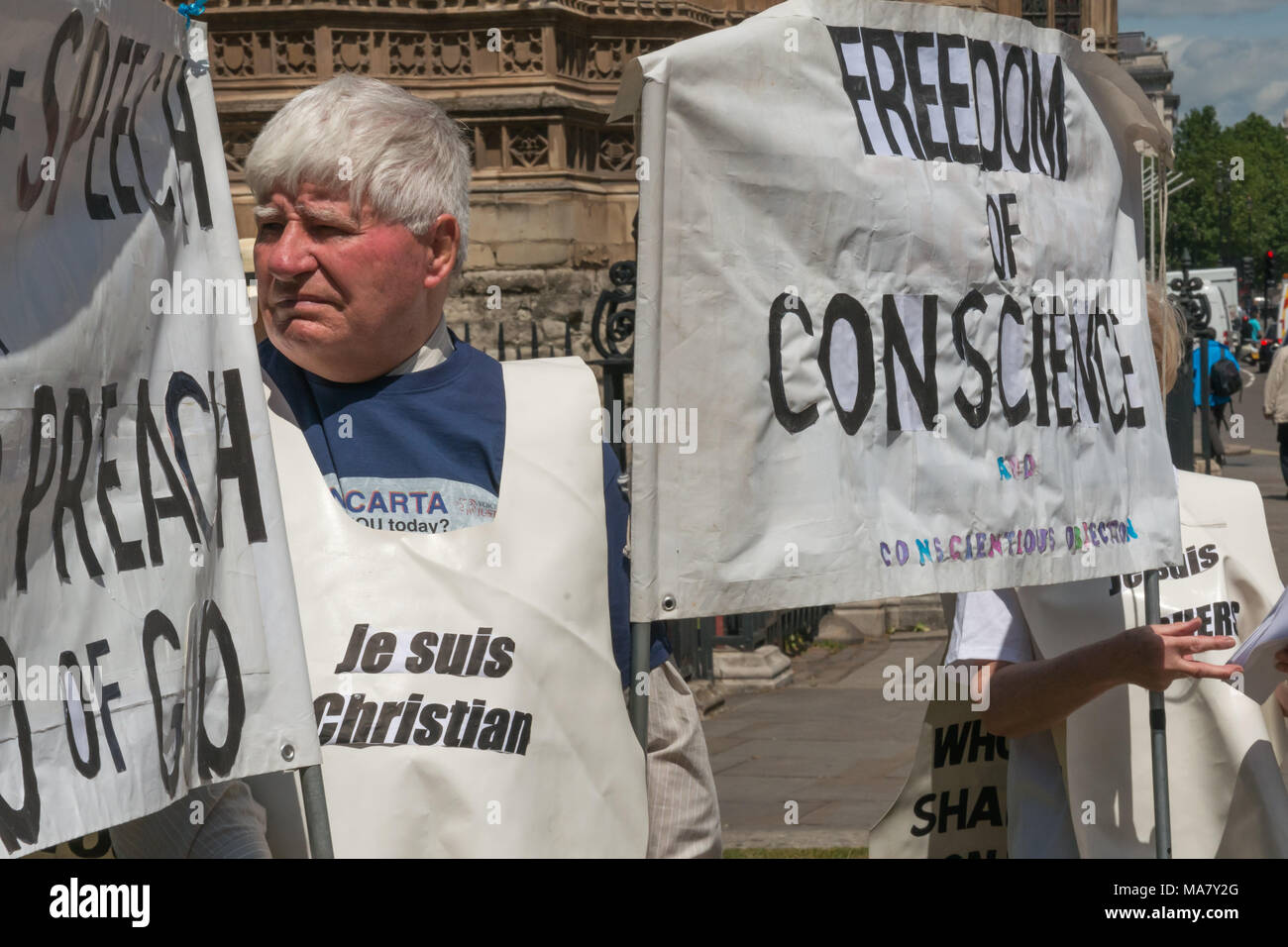 Un uomo presso la Magna Charta giorno protesta da parte di destra organizzazione cristiana Voice per la giustizia che chiedono la libertà di esprimere i loro punti di vista religiosi indossa un tabard "Je suis cristiana". Foto Stock