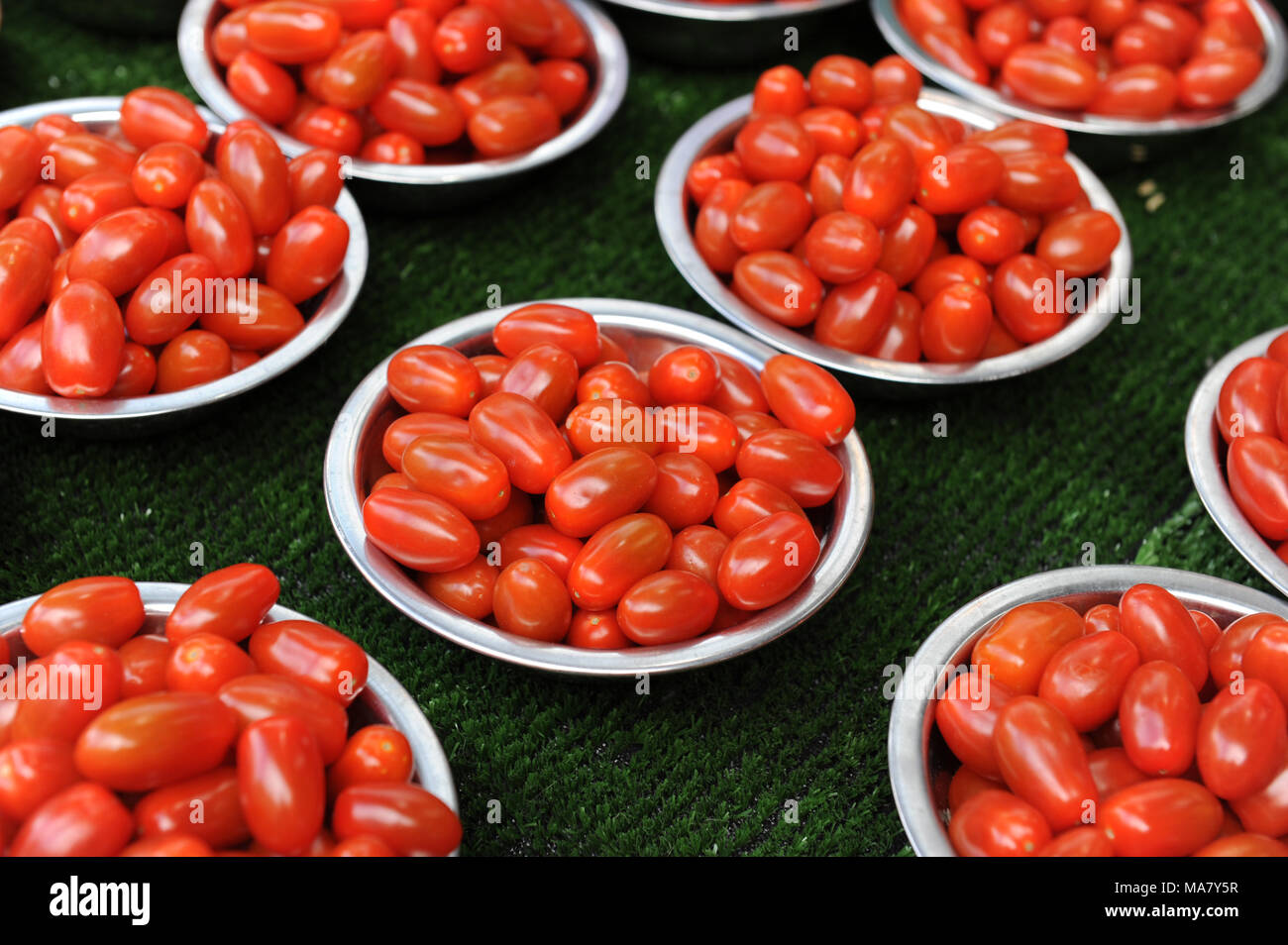 Bocce di pomodori per la vendita al mercato di Borough Foto Stock