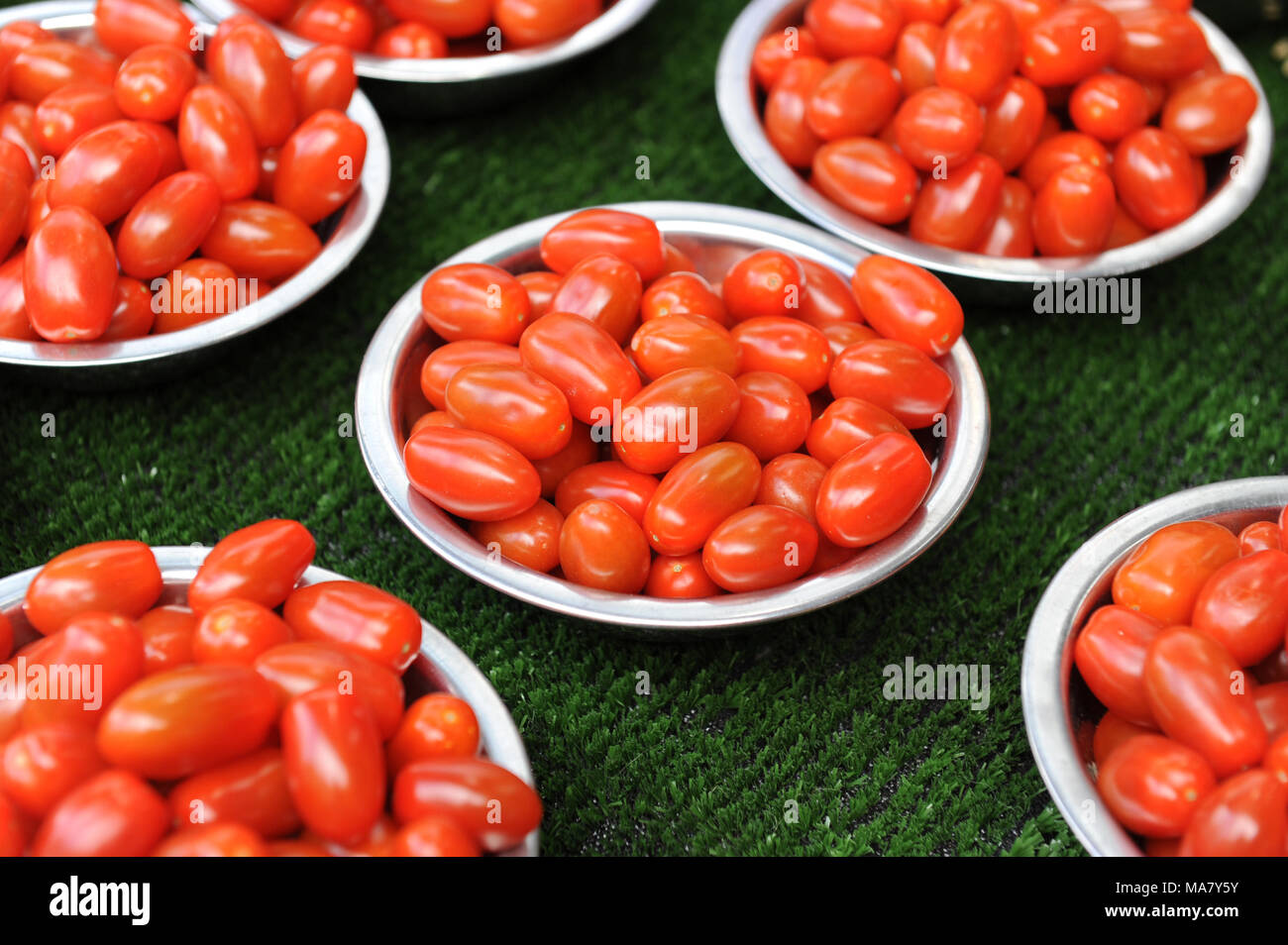 Bocce di pomodori per la vendita al mercato di Borough Foto Stock