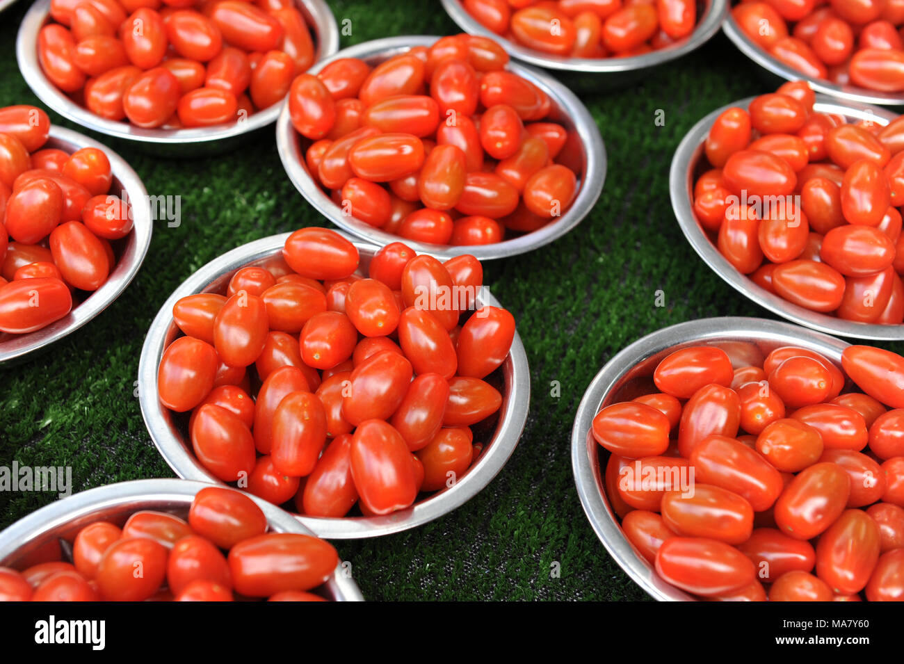 Bocce di pomodori per la vendita al mercato di Borough Foto Stock