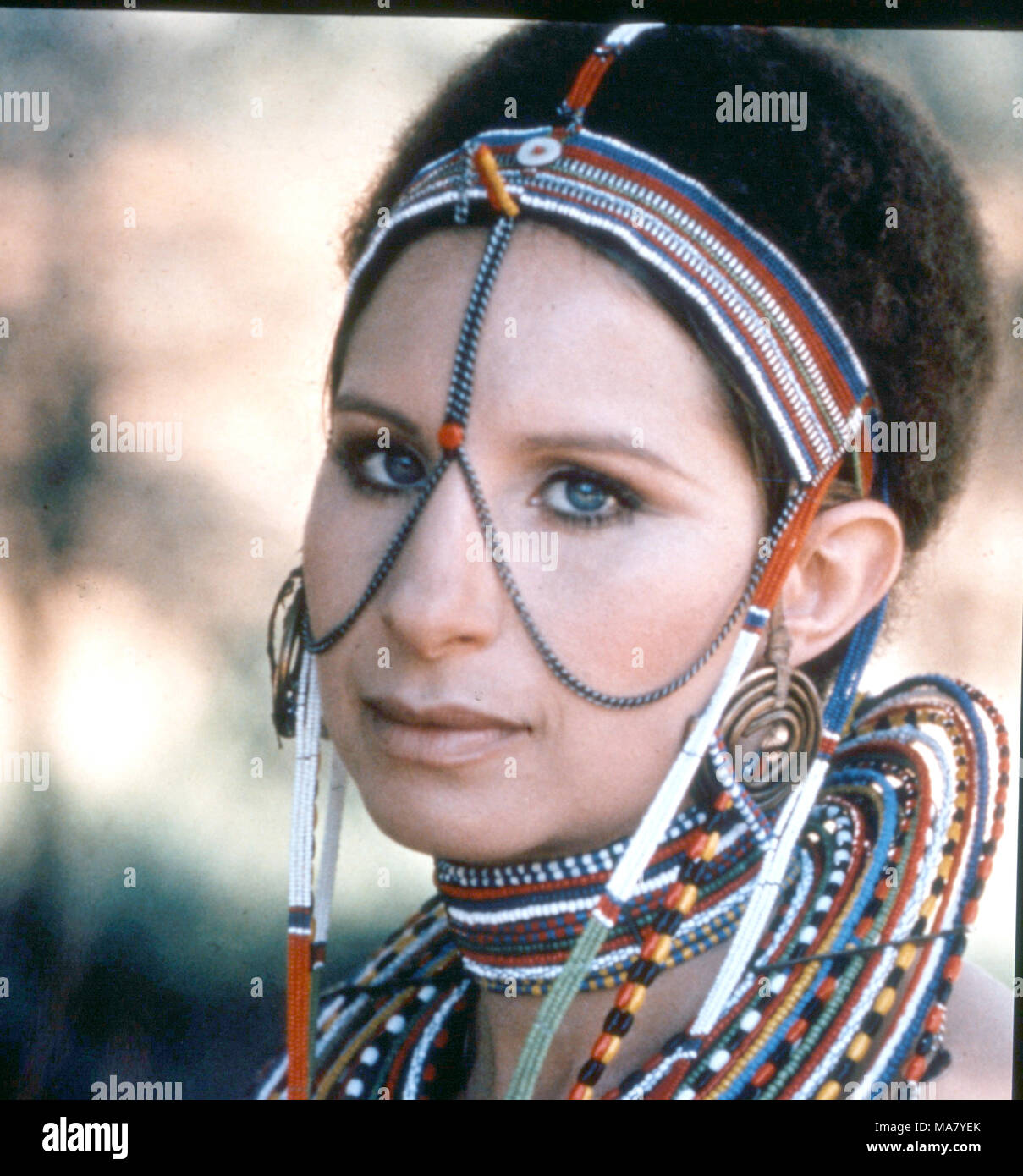 BARBRA STREISAND cantante ed attrice cinematografica indossa il tribale "chic" mentre in Kenya per catturare il sandbox nel 1972 Foto Stock
